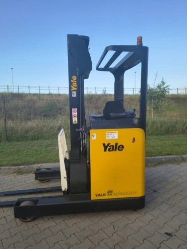 Przejdź do produktu Używany wózek widłowy elektryczny wysokiego składowania  Yale MR14 2010 1,6t. 6,4m