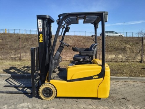 Przejdź do produktu Używany wózek widłowy elektryczny czołowy Yale ERP16VT 2013 1,6t. 3,21m