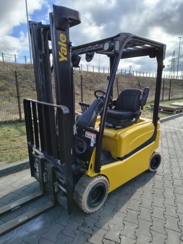 Przejdź do produktu Używany wózek widłowy elektryczny czołowy Yale ERP18VF 2017 1,8t. 3,43m